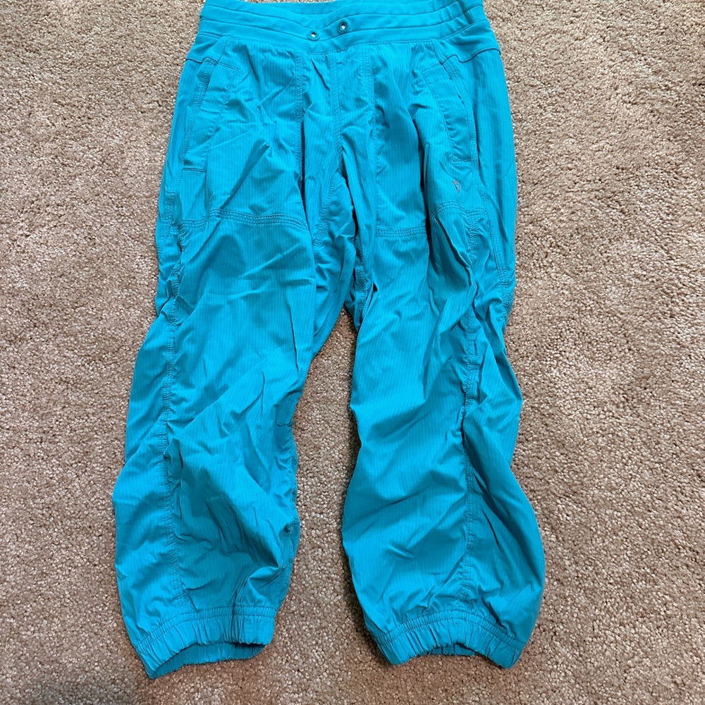 3/$20 ✨ Ivivva by Lululemon - Live to Move Aqua Cropped Drawstring Jogger - 12